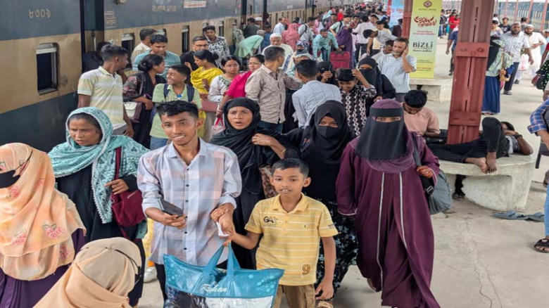 ভোগান্তি এড়াতে চট্টগ্রামে আগেভাগে ফিরছেন কর্মজীবী ...