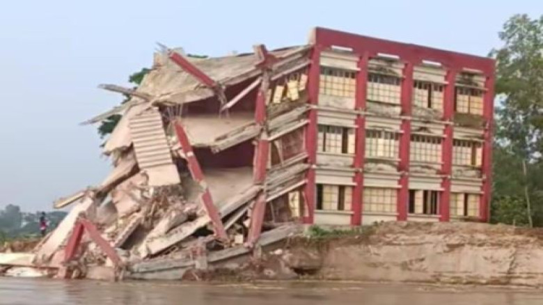 দৌলতপুরে তিনতলা স্কুল ভবন যমুনা গর্ভে বিলীন...
