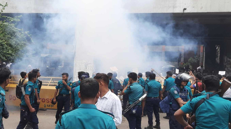 হঠাৎ উত্তপ্ত প্রেস ক্লাব, সাউন্ড গ্রেনেড নিক্ষেপ প...