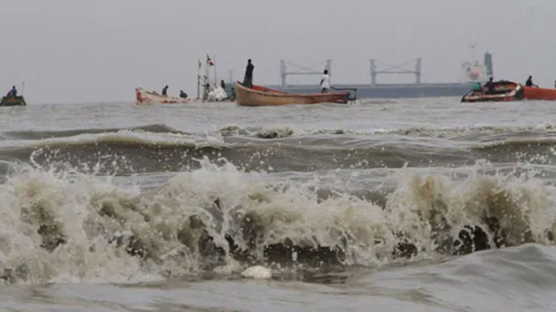 অতি ভারী বৃষ্টির আভাস, সমুদ্র বন্দরে সতর্ক সংকেত...
