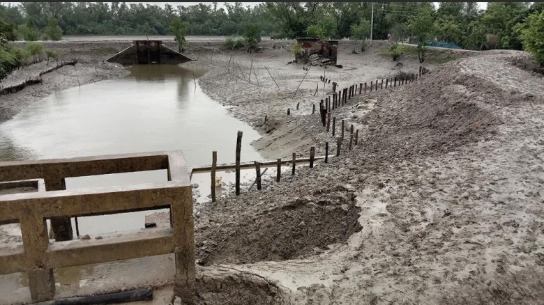কয়রায় সুইচগেটে ধস,আতঙ্কে এলাকাবাসী...