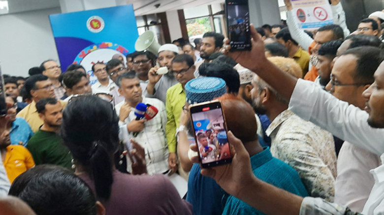 সচিবালয়ে চলছে কর্মচারীদের আন্দোলন, নতুন কর্মসূচি ঘ...