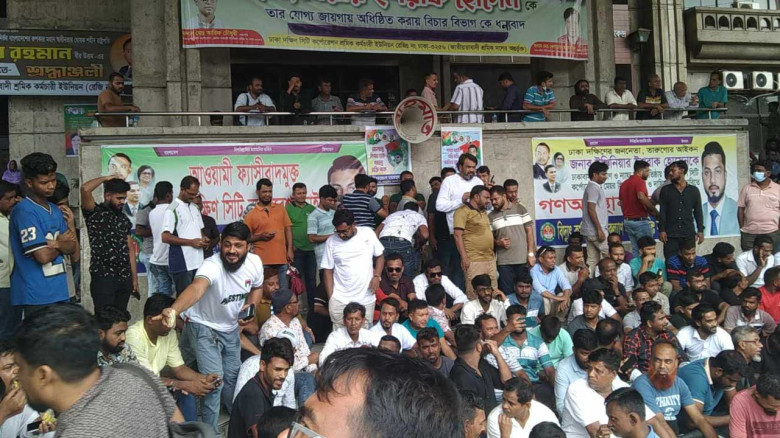 আজও নগর ভবনে ইশরাক সমর্থকদের অবস্থান...