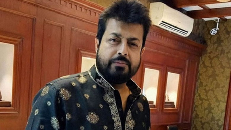 আম বিক্রি করছেন ওমর সানী...