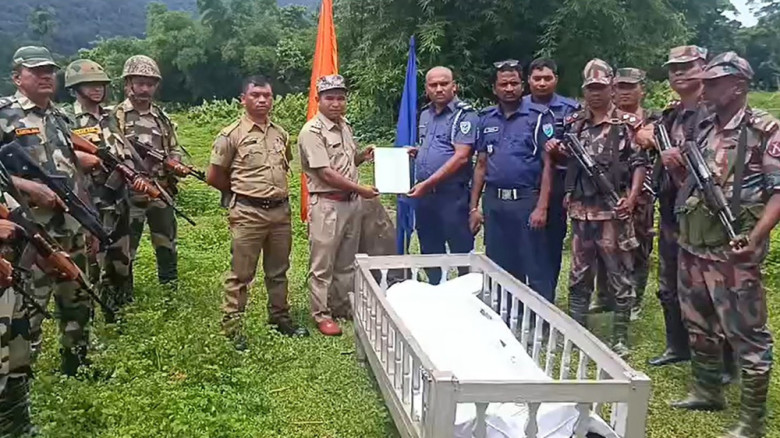 পতাকা বৈঠকের পর বাংলাদেশি যুবকের মরদেহ হস্তান্তর...