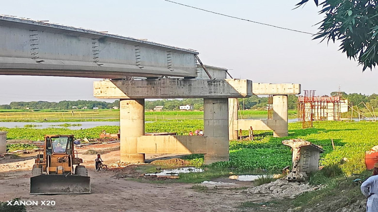 সিংগাইরে ধলেশ্বরী নদীর ওপর ৭ বছরেও শেষ হয়নি সেতুর ...
