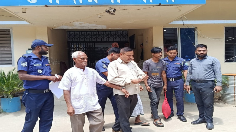 সংবাদের প্রকাশের পর গরম পানি ঢেলে হত্যার চেষ্টা কর...