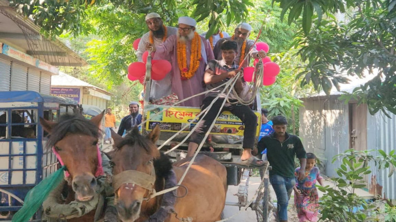 টানা ৪৫ বছর ইমামতি, হাফেজকে ঘোড়ার গাড়িতে চড়িয়ে রাজ...