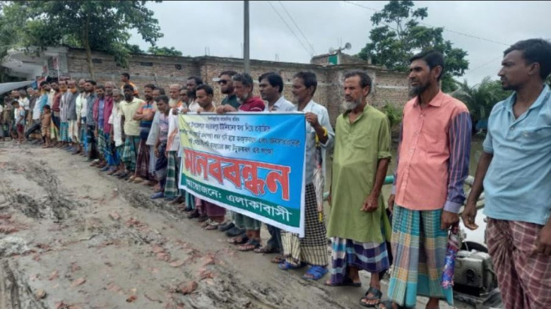 শাকবাড়িয়া নদী উন্মুক্তকরণের দাবিতে কয়রায় মানববন্...