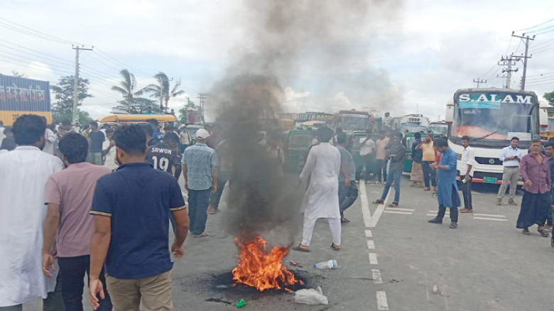 পটিয়া থানা ঘেরাও ও মহাসড়ক অবরোধ করে বিক্ষোভ...