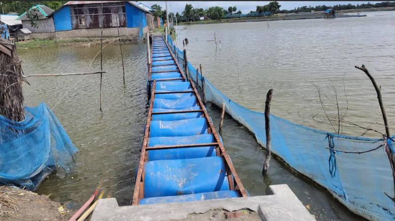 ছয় মাসেই ভেঙে পড়ল ভাসমান সেতু: ১৮ লক্ষ টাকার প্রকল...