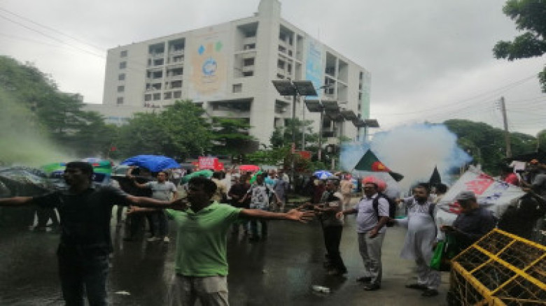 চাকরিচ্যুত বিডিআর সদস্যদের ওপর জলকামান-সাউন্ড গ্রে...