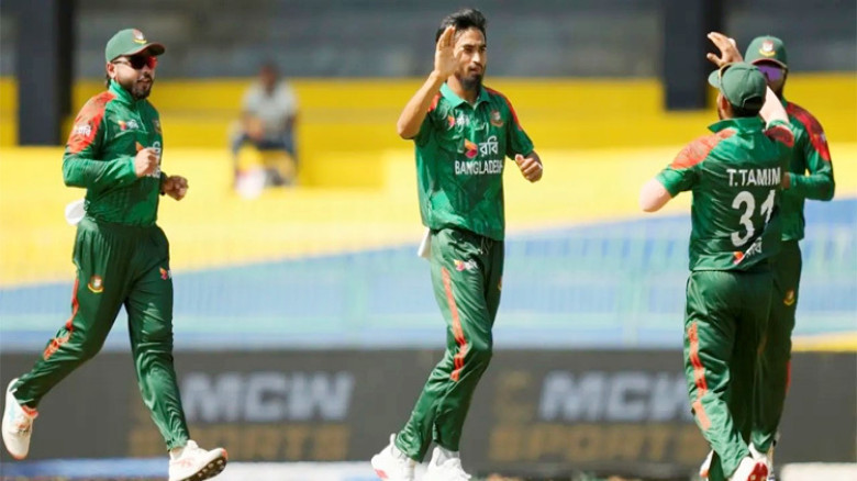 লঙ্কান শিবিরে প্রথম আঘাত তানজিম সাকিবের...