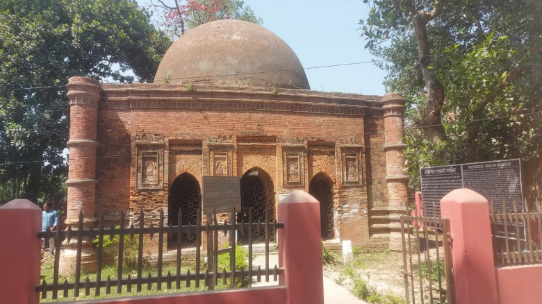 সংস্কারের অভাবে ভেঙে পরছে ঐতিহ্যবাহী শাহী মসজিদ...