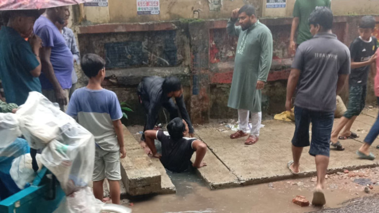 চট্টগ্রামে নালায় পড়ে শিশুর মৃত্যু...