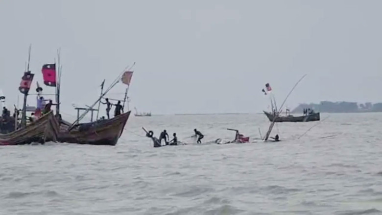 বৈরী আবহাওয়ায় বঙ্গোপসাগরে ট্রলারডুবি, ৩ জেলে নিখোঁ...