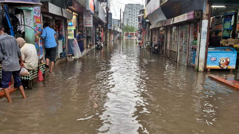 নোয়াখালীতে পানিবন্দি দুই লাখ মানুষ, ৪০ ঘরবাড়ি বিধ্...