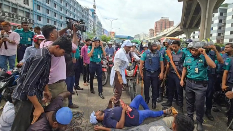 নগরে চলতে দেওয়ার ‘আবদার’ নিয়ে বাইরের সিএনজিচালকদের...