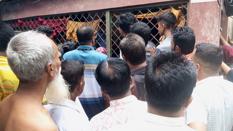 ভালুকায় ঘর থেকে নারী ও দুই শিশুর গলাকাটা মরদেহ উদ্...