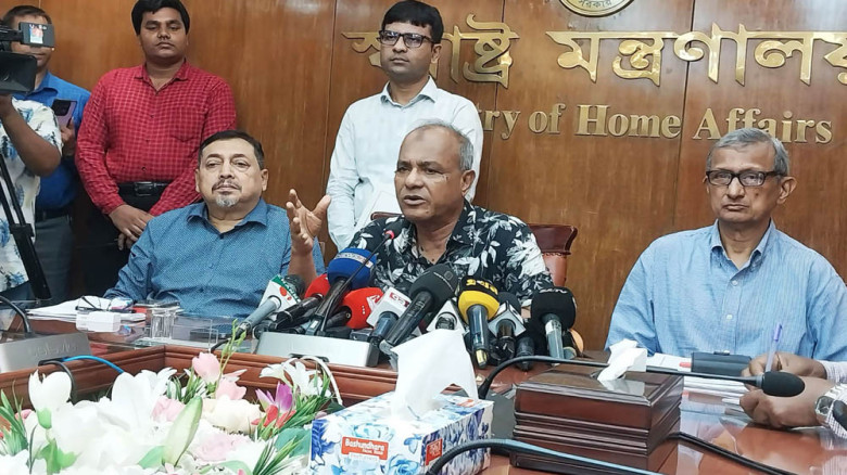 গোপালগঞ্জে গণগ্রেপ্তার হচ্ছে না, অপরাধীদের ধরা হচ্...