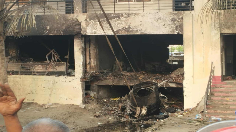 ‘প্লেনের নাক’ ঢুকেছে সিঁড়িতে, দুই পাখায় পুড়েছে শিশ...