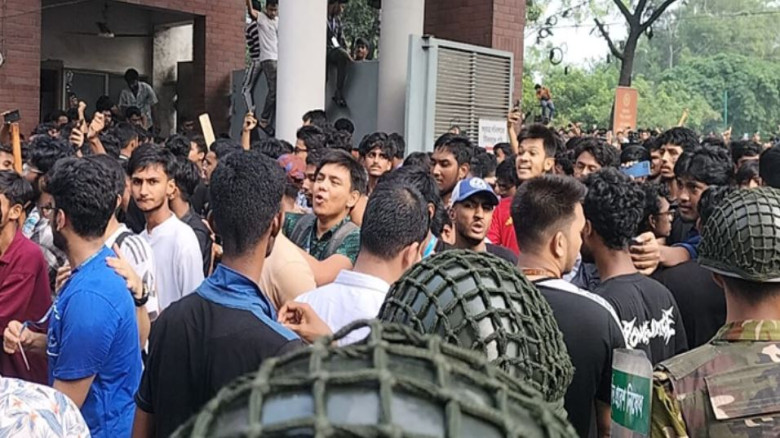 সচিবালয়ের গেট দিয়ে ঢুকে পড়লেন বিক্ষুব্ধ শিক্ষার্থী...