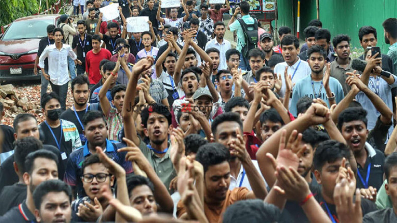 ৬ দফা দাবিতে উত্তাল মাইলস্টোন কলেজ...
