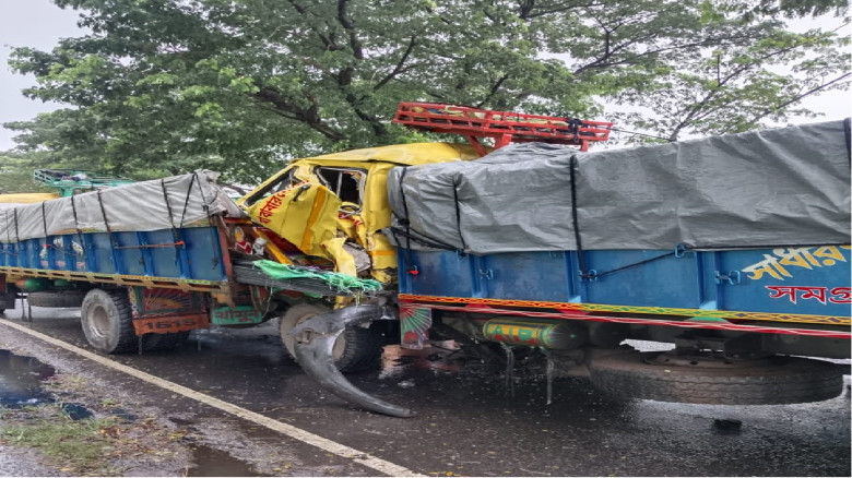 গুরুদাসপুরে ট্রাকের পেছনে ধাক্কায় নিহত ১...
