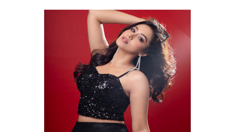 ওয়েস্টার্ন লুকে অভিনেত্রী ফারিণ...