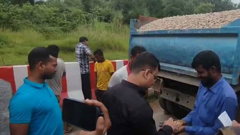 সিলেটে ৭০টি ট্রাক জব্দ, ৩৫ হাজার ঘনফুট পাথর উদ্ধার...