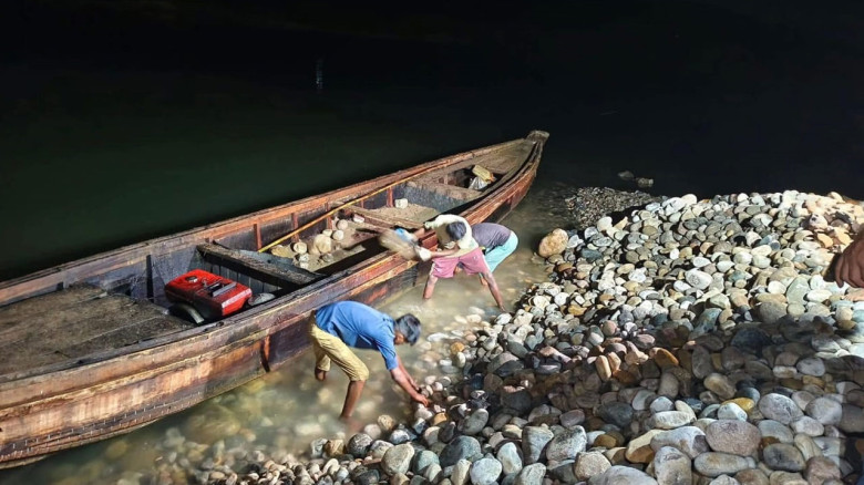 লুট হওয়া পাথর আগের জায়গায় ফেলতে হাইকোর্টের নির্দেশ...