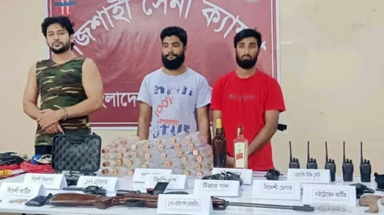 রাজশাহীতে সেনা অভিযানে অস্ত্র–গুলি ও বোমা তৈরির সর...
