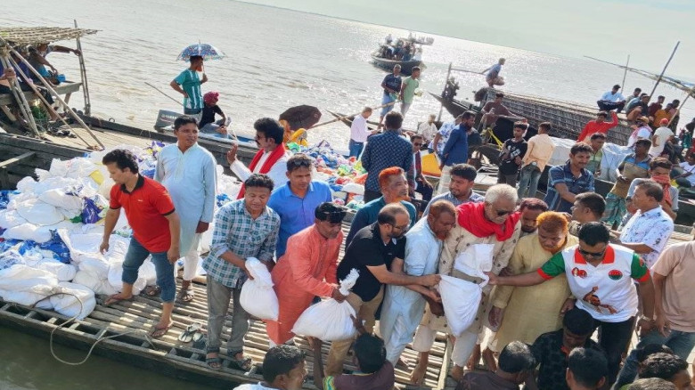 বাঘায় বন্যার্তদের মাঝে বিএনপি নেতার খাদ্য সামগ্রী ...