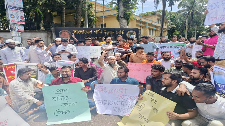 ভোলায় নদী ভাঙন রো‌ধের দাবিতে সড়ক অব‌রোধ...
