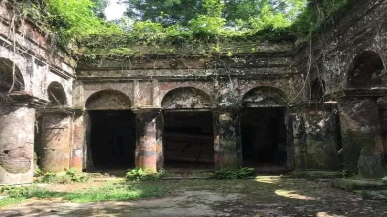 রক্ষণাবেক্ষণের তাগিদ সুধীজনের ধ্বংসের মুখে ধর্মপাশ...
