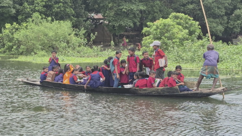 সুনামগঞ্জের মধ্যনগরে বর্ষায় ক্ষতিগ্রস্ত শিক্ষক-শিক...