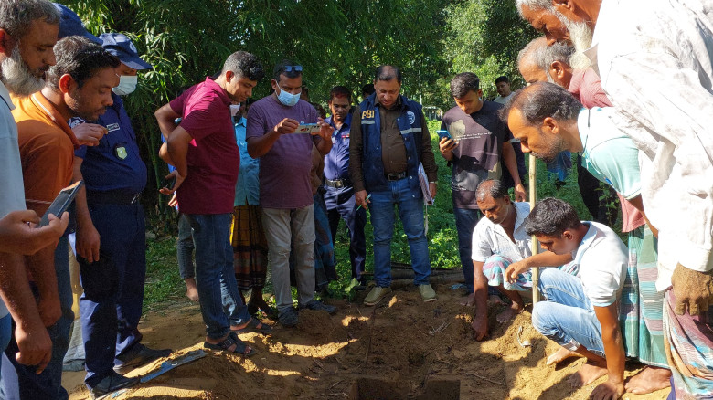 রাণীশংকৈলে কবরস্থান থেকে শিশুর লাশ উত্তোলন...