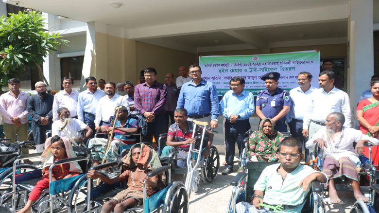 পত্নীতলায় হুইল চেয়ার পেলো ১৫ জন প্রতিবন্ধী...