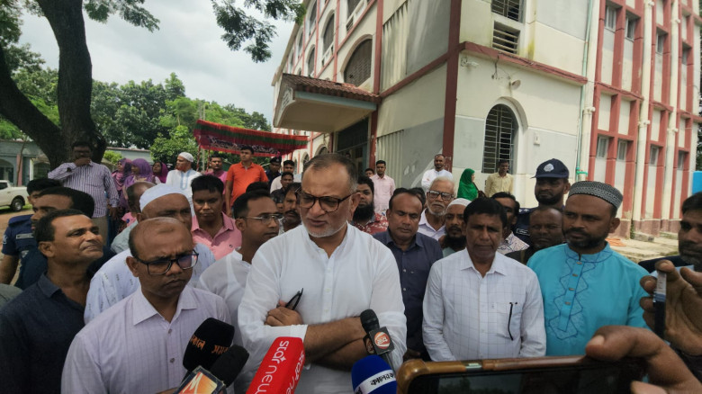 আলুর দাম নিয়ন্ত্রণে আশ্বাস আক্কেলপুর বাণিজ্য উপদেষ...