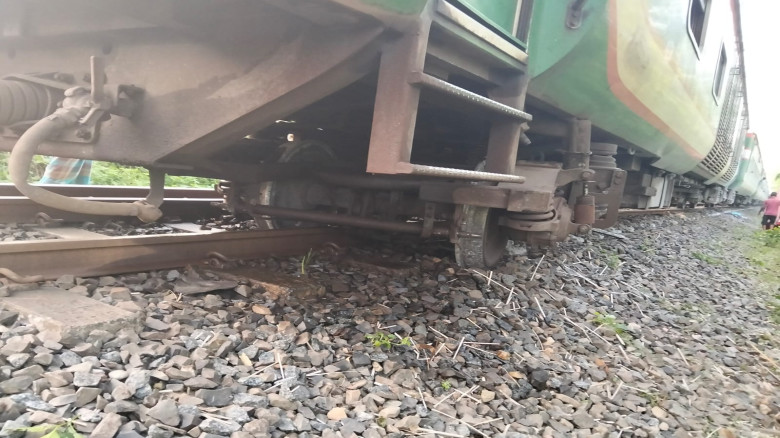 জয়পুরহাটে ট্রেন লাইনচ্যুত: দীর্ঘ সাড়ে ৫ ঘণ্টা পর ...