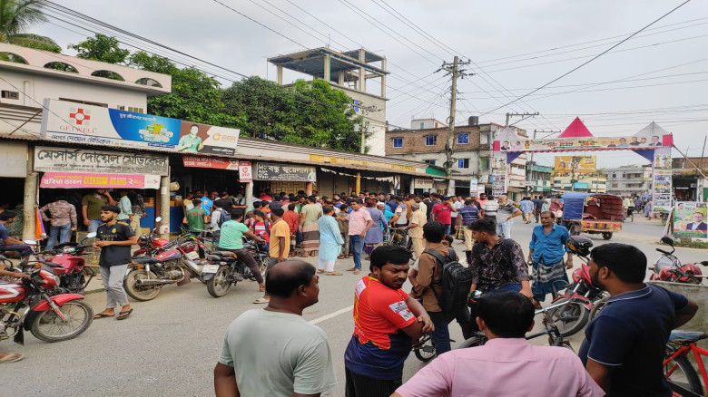 চুয়াডাঙ্গার দর্শনায় দিনে-দুপুরে স্বর্ণের দোকানিকে ...