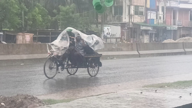 গাংনীতে টানা বৃষ্টিতে দুর্ভোগে মানুষ...