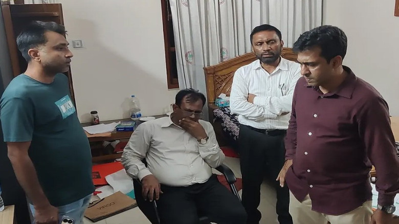 বরিশালে জনতার হাতে আটক বন কর্মকর্তা, অভিযোগ না থাক...