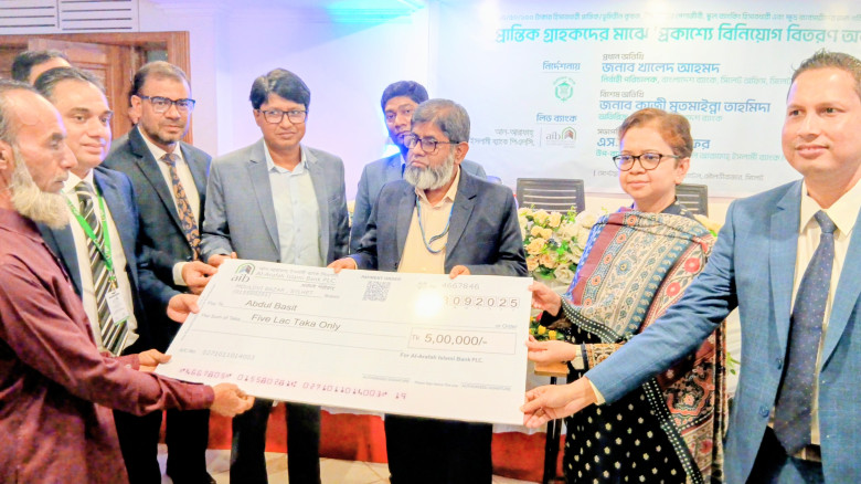 মৌলভীবাজারে ক্ষুদ্র উদ্যোক্তাদের মাঝে বিনিয়োগ ঋণ ব...