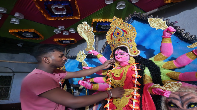 তুলির আঁচড়ে দেবী দুর্গা প্রতিমায় ফুটে উঠছে জীবন্ত ...