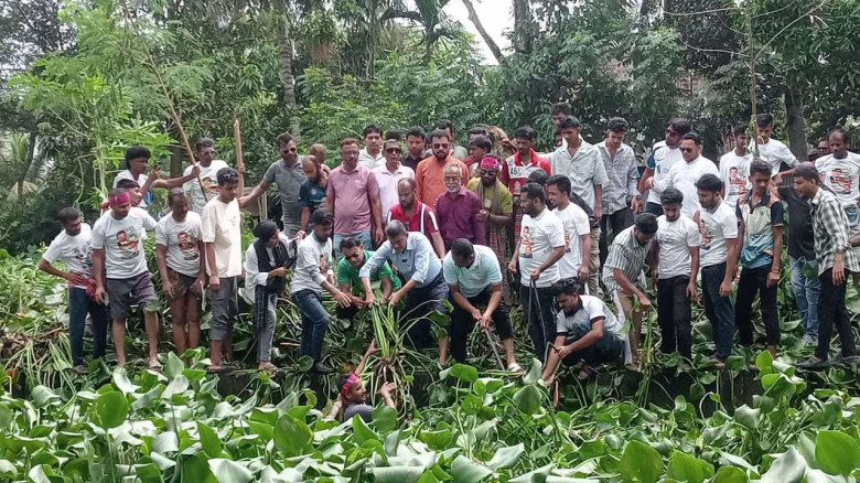 খুলনায় খুদিয়া খালের কচুরিপানা পরিস্কার কাজ শুরু ...
