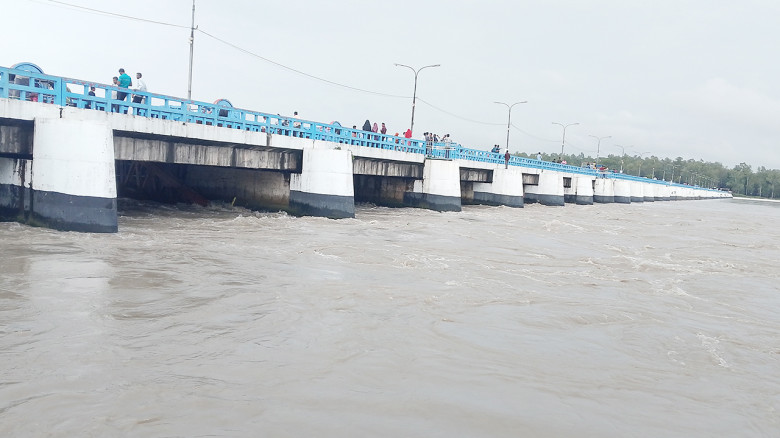 বিপৎসীমার ওপরে তিস্তার পানি, নিরাপদ আশ্রয়ে যেতে মা...