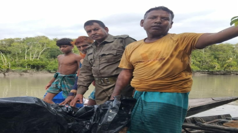অবৈধভাবে মাছ ধরার অভিযোগে সুন্দরবনে কুখ্যাত লিটন ম...