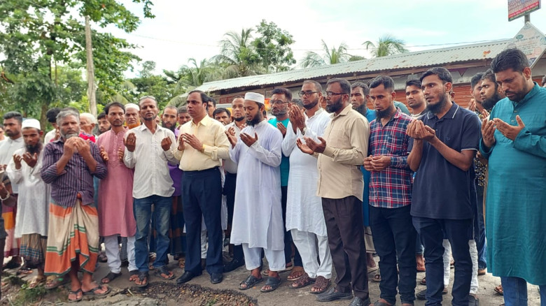 চরফ্যাশনে গ্রামীণ সড়ক উন্নয়নে ব্যস্ত এডভোকেট ছিদ্দ...
