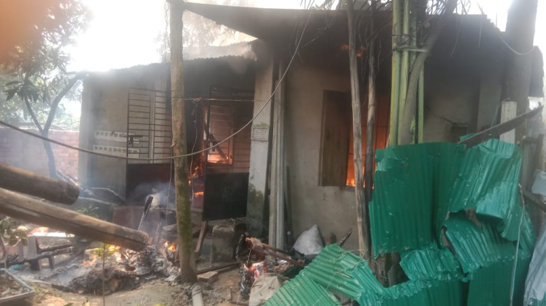 আসামির বাড়ী ভাংচুর, অগ্নিসংযোগ, বাবা-মা ও ছেলে গ্র...